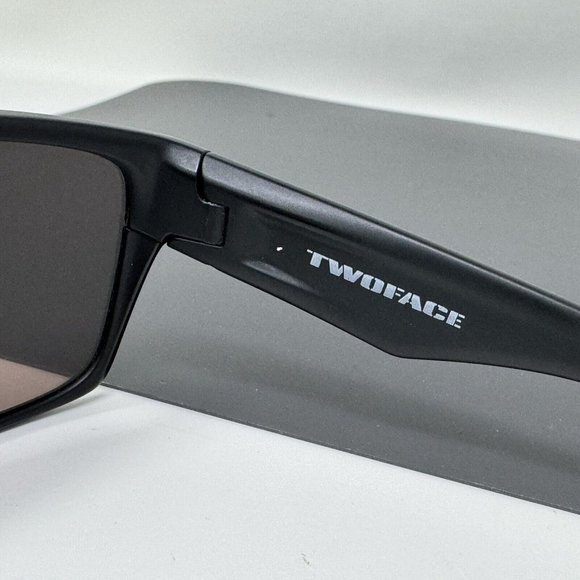 Oakley TwoFace Rectangular Men's Sunglasses Scratched Lenses Read - Picture 3 of 12